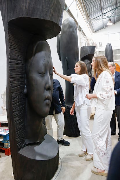 La princesa Leonor y la infanta Sofía admiran una de las obras del artista plástico Jaume Plensa. 