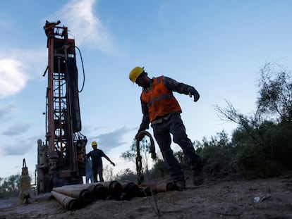 Dos rescatistas trabajan para recuperar los cuerpos de los mineros atrapados en Sabinas, en el Estado Coahuila, en agosto de 2022.