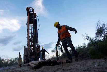 Dos rescatistas trabajan para recuperar los cuerpos de los mineros atrapados en Sabinas, en el Estado Coahuila, en agosto de 2022.