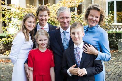 La familia real danesa ha felicitado la navidad en varios idiomas a través de su cuenta de Instagram: francés, holandés, alemán e inglés. En la imagen aparecen los reyes Felipe y Matilde de Bélgica con sus cuatro hijos, los príncipes Isabel , Gabriel, Manuel y Leonor de Bélgica. El pasado mes de septiembre, su hija mayor cumplió la mayoría de edad, lo que le permite acceder al trono cuando sea necesario.