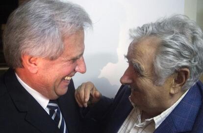 El presidente electo, Tabaré Váquez (75 años), ríe junto al mandatario saliente, José Mujica (80 años).