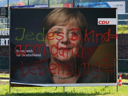 Pintada antiinmigrantes en un cartel electoral de Angela Merkel.