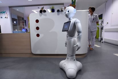 Un robot fa les funcions d'informador en un centre hospitalari.