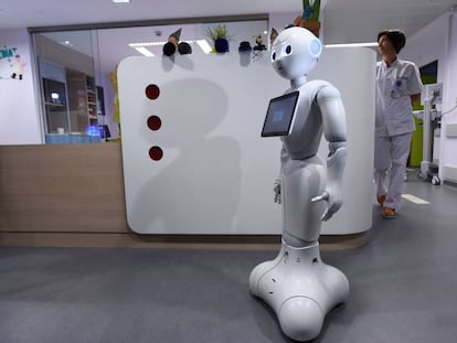 Un robot fa les funcions d'informador en un centre hospitalari.