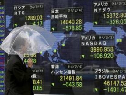 Un hombre observa la información bursátil en una pantalla en Tokio. EFE/Archivo