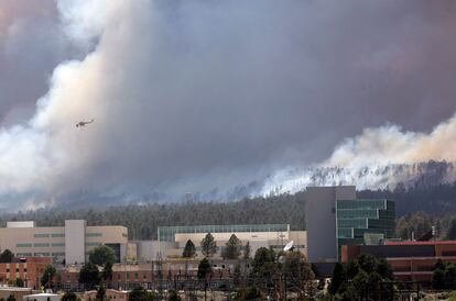 Un helicóptero sobrevuela el laboratorio de Los Alamos, principal laboratorio de armamento nuclear, mientras se acerca el fuego de Las Conchas.