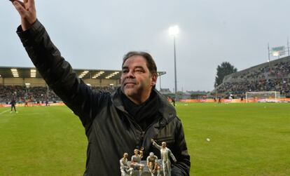 Moulin, entrenador del Angers, con el trofeo de la UNECATEF.