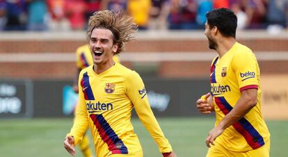 Griezmann y Suárez festejan el gol del francés.