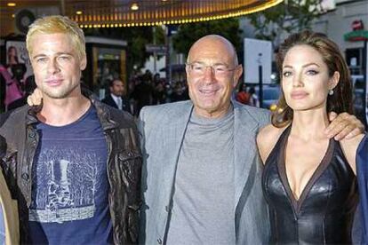 El productor Amon Milchan, entre Brad Pitt y Angelina Jolie, en el estreno de <i>Mr. & Mrs. Smith</i> en Los Ángeles.