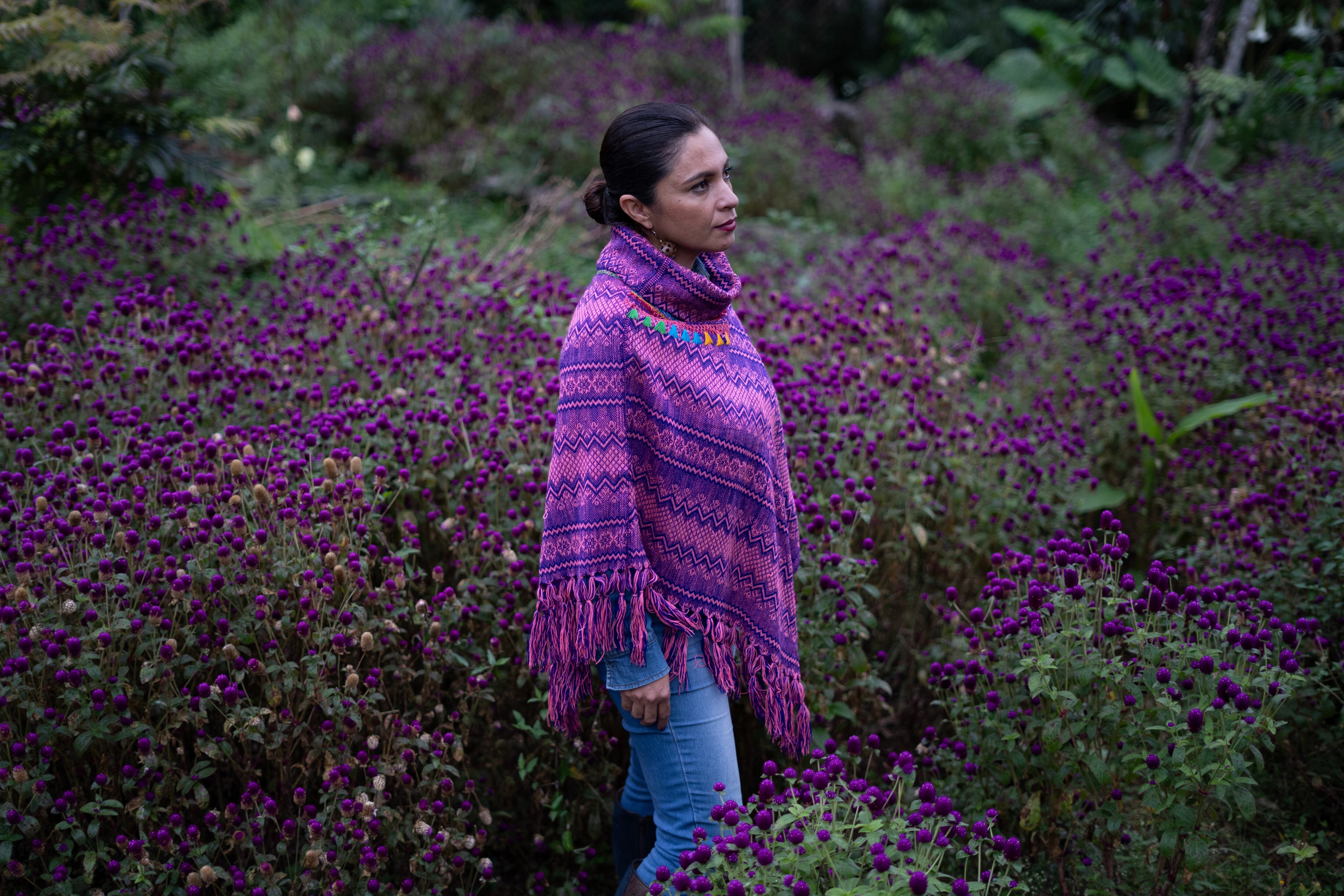 Viridiana Bretón, ex alcaldesa de Ixhuatlán del Café, en el jardín de un restaurante de la localidad.