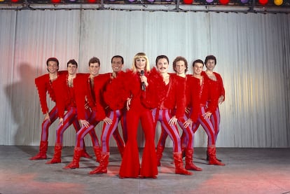 Italian showgirl Raffaella Carrà (Raffaella Maria Roberta Pelloni) posing with her ballet company. 1983. (Photo by Angelo Deligio/Mondadori via Getty Images)