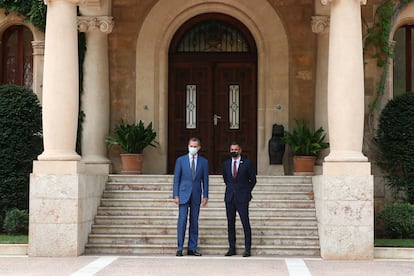 El rey Felipe VI  y el presidente del Gobierno, Pedro Sánchez, posan en la entrada del palacio de Marivent de Palma, el pasado miércoles. 