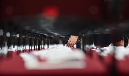 Una trabajadora ajusta panfletos en la Convención Nacional Republicana.