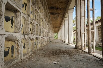 Soportes de madera son necesarios para evitar el colapso de algunos columbarios.