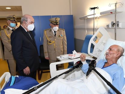 El presidente de Argelia, Abdelmayid Tebún, y el jefe del Estado mayor, Said Chengriha, visitan a Brahim Ghali, este miércoles en Argel.