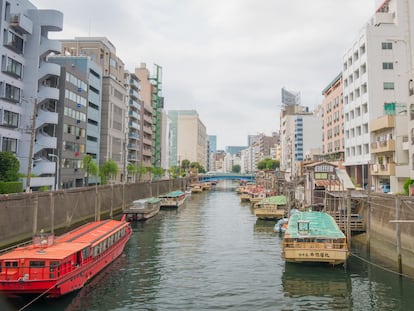 Barcos en un canal en plena ciudad de Tokio.