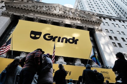 Un enorme cartel de Grindr en la Bolsa de Nueva York en 2022.