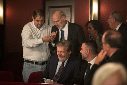 El ministro de Cultura y Deportes, Íñigo Méndez de Vigo, con el 'conseller' Santi Vila y Joaquim Molins, presidente de la Fundación del Liceo, en el palco.