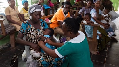 Lordina Dadzie, de seis meses de idade, recebe uma dose da vacina RTS,S contra a malária na clínica Breman-Amanfopong, em Gana, em 2019.