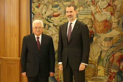 El Rey junto al presidente palestino, Mahmud Abbas, en el Palacio Real de Madrid.