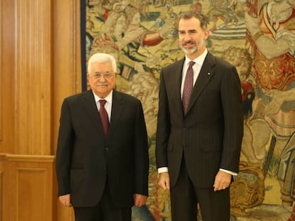 El Rey junto al presidente palestino, Mahmud Abbas, en el Palacio Real de Madrid.