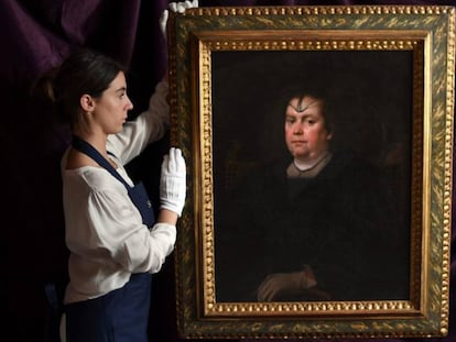 Una empleada de Sotheby’s muestra el retrato de Olimpia Pamphili de Velázquez.