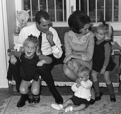 Don Juan Carlos y doña Sofía en el palacio de la Zarzuela en 1968, la que será su residencia desde su boda en Atenas en mayo de 1962. El matrimonio ya tiene dos hijas: Elena, a la izquierda, nacida en 1963, y Cristina, en 1965.