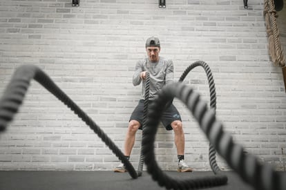 Maverick Viñales, piloto del Movistar Yamaha, se entrena en el gimnasio de su casa.