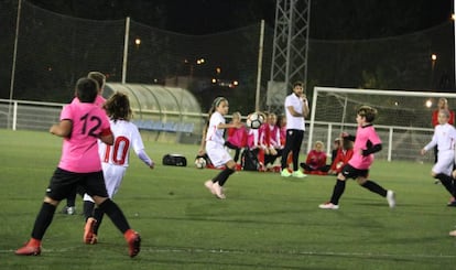 Chicas del Sevilla FC compitiendo contra un equipo masculino de su categoría.