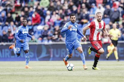 Ángel conduce el balón ante Timor.