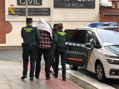 Guardias civiles conducen a Francisco Javier Almeida a un vehículo para su traslado al juzgado, el domingo.