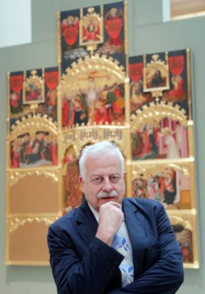El nuevo director del Museo de Bellas Artes, Carlos Reyero, en una de sus salas.