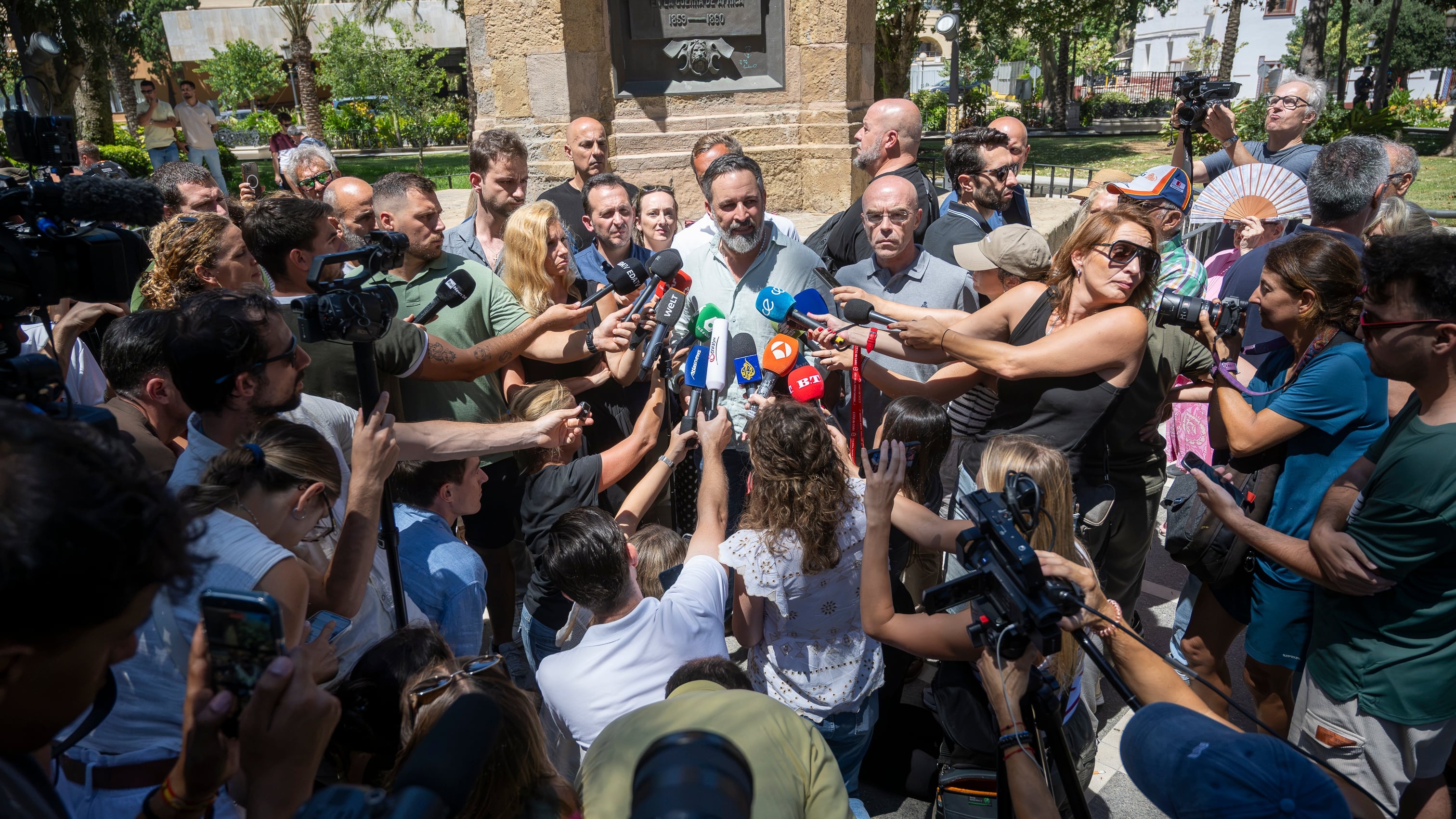 Así explota la extrema derecha la crisis en Ceuta: hipérboles, bulos y vídeos virales