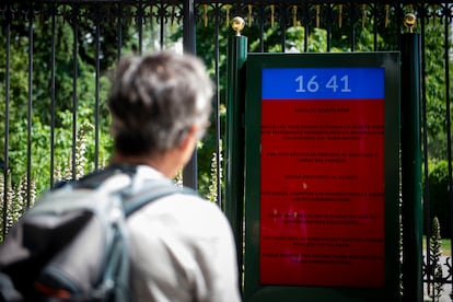 Un cartel informa del cierre del Parque del Retiro por la alerta Roja por altas temperaturas.