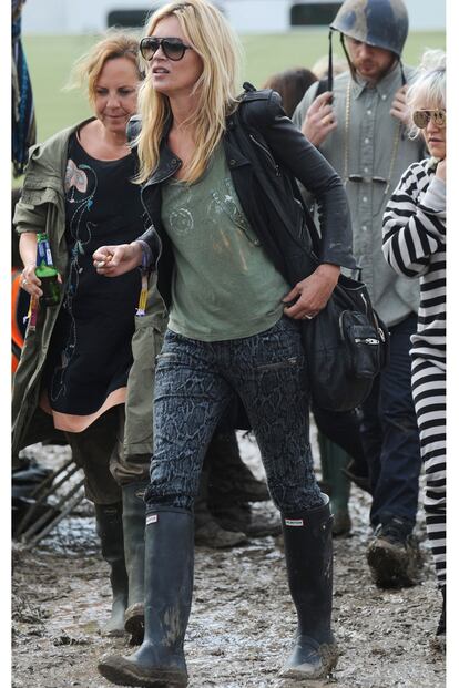 Si hay una persona capaz de convertir en tendencia todo lo que se pone ésa es Kate Moss. Las botas Hunter con las que se pasea por Glastonbury son lo más, y si están llenas de barro, mejor.