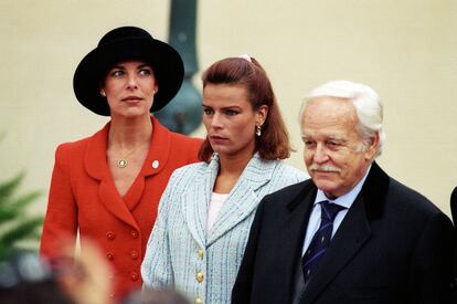 En los años posteriores, su padre Raniero, que aún seguía de luto por el fallecimiento de su mujer, fue un gran apoyo para ella. En la imagen, Carolina, su padre y su hermana Estefanía celebran el 700º aniversario de la dinastía Grimaldi de Mónaco, el 8 de enero de 1997.