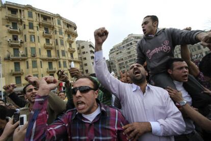 Decenas de manifestantes protestan en la plaza de Tahrir tras el ataque de las fuerzas de seguridad que causó dos muertos.