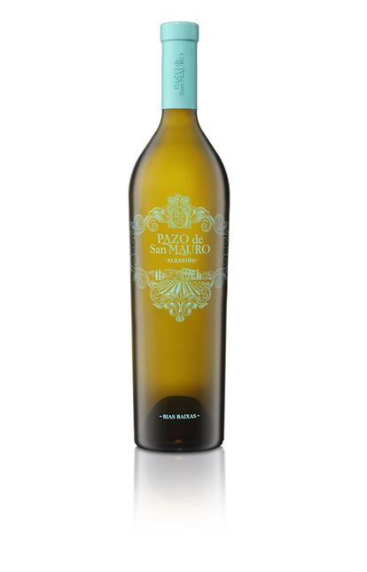 Bodegas y Viñedos del Marqués de Vargas es el artífice de Pazo de San Mauro, elaborado con uva albariño procedente de la zona meridional de Rías Baixas, en el Condado de Tea, a orillas del Miño. Un blanco con marcada personalidad aromática. La enóloga Susana Pérez lo define como un vino con gran intensidad aromática, con notas muy afrutadas, rico en matices florales y cítricos y un toque mineral. En boca, el vino se muestra amplio, fresco y equilibrado con un final con recuerdos varietales y muy persistente. Precio: 15,50 euros. 