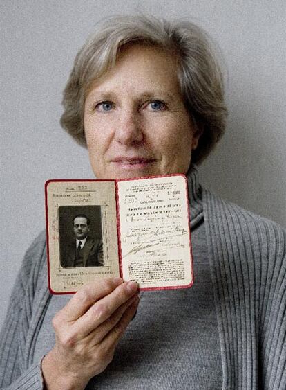 Carmen Negrín, Nieta del presidente del Gobierno de la República, porta uno de los carnet de refugiado de su abuelo.