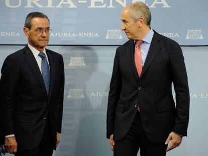 El consejero Ángel Toña (izquierda), este martes junto al portavoz del Gobierno vasco, Josu Erkoreka.