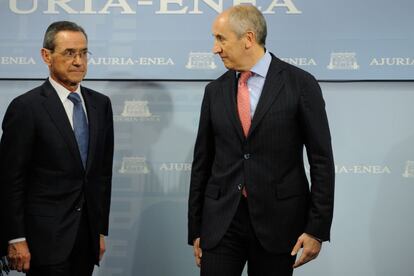 El consejero Ángel Toña (izquierda), este martes junto al portavoz del Gobierno vasco, Josu Erkoreka.