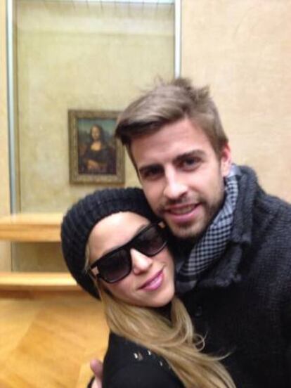 Shakira y Gerard Piqué posan con 'La Gioconda' de fondo aprovechando que el Louvre parisino permite fotografiarse frente a sus obras de arte.