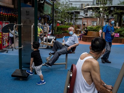 Un anciano con mascarilla hacía ejercicio en un parque de Hong Kong (China), el 6 de mayo.