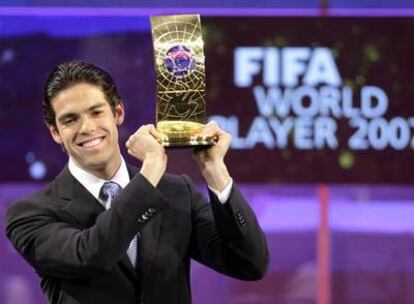 Kaká recibe ayer en Zúrich el FIFA World Player.