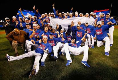 los Cubs posan tras la victoria, el sábado.