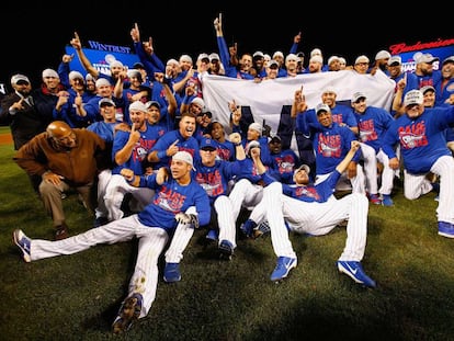 los Cubs posan tras la victoria, el sábado.