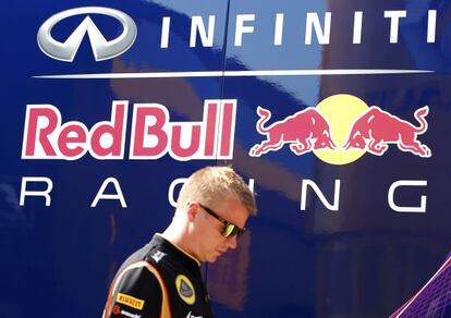 Raikkonen pasa por delante de un autobús de Red Bull, el pasado julio en Hungría