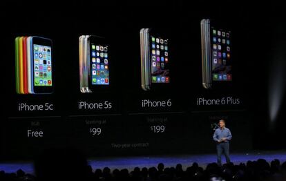 El vicepresidente de márketing mundial de productos de Apple, Phil Schiller avanza los preciso del iPhone 6 y el iPhone 6 plus durante el acto de lanzamiento de productos Apple en el Flint Center de Cupertino, California (Estados Unidos). En España el precio del iPhone 6 de 4,7 pulgadas es de 699 euros para el de 16 GB, 799 euros para el de 64 GB y de 899 euros para el de 128 GB. Estará disponible el 26 de septiembre.
