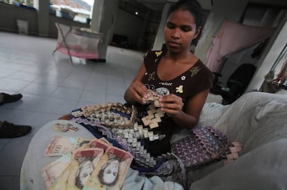 La costurera Wilmarys Pacheco cose carteras y accesorios con bolívares en el oeste de Caracas.