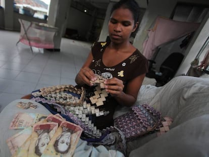 La costurera Wilmarys Pacheco cose carteras y accesorios con bolívares en el oeste de Caracas. 